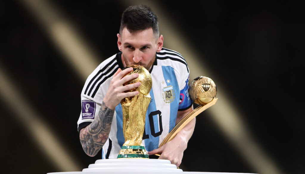 LUSAIL CITY, QATAR - DECEMBER 18: Lionel Messi of Argentina kisses the FIFA World Cup Trophy during the FIFA World Cup Qatar 2022 Final match between Argentina and France at Lusail Stadium on December 18, 2022 in Lusail City, Qatar. (Photo by Matthew Ashton - AMA/Getty Images). Messi campeón del mundo.